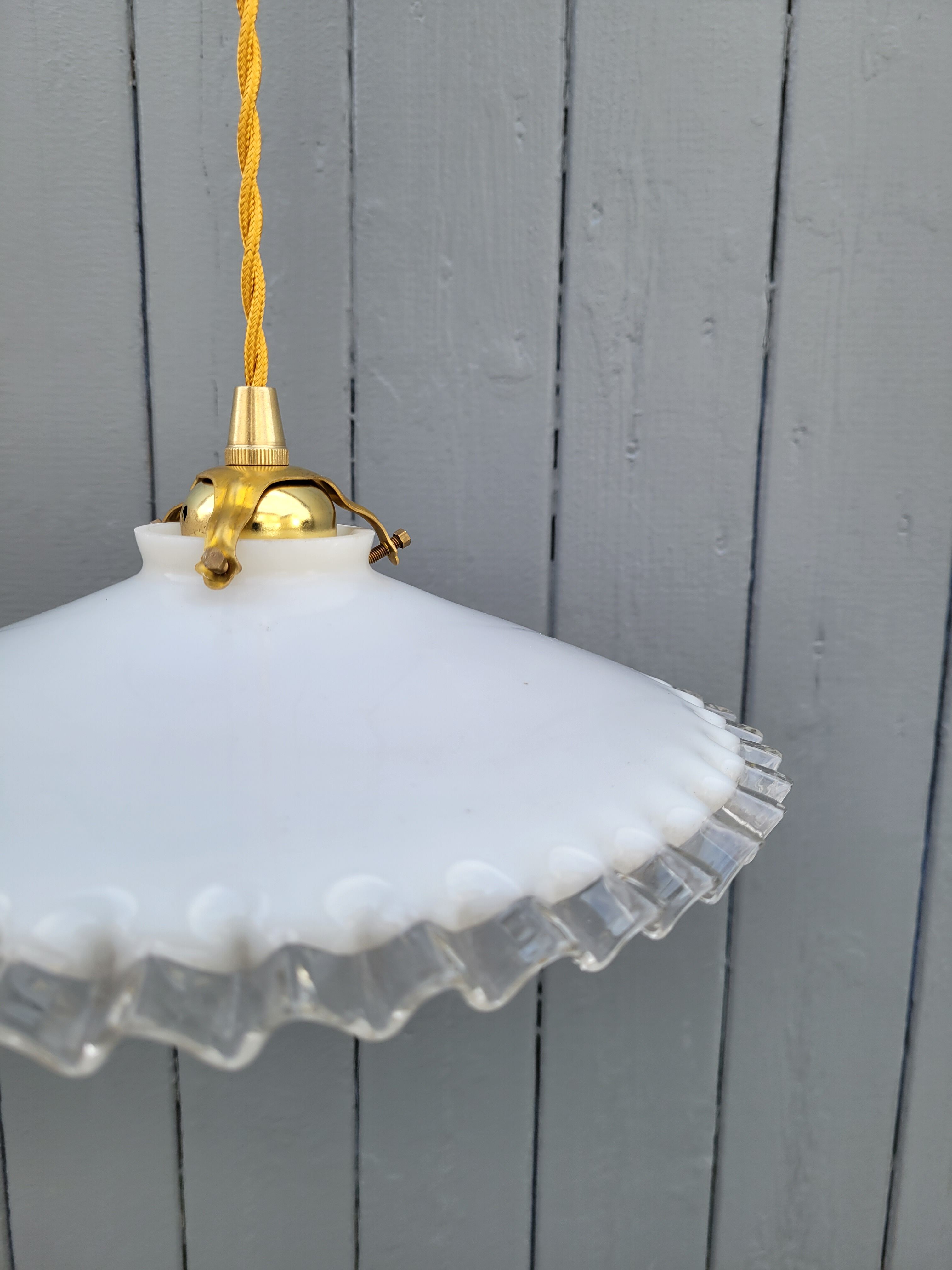 Serrated opaline suspension