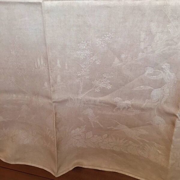 Nappe ancienne en damassée, décor de chasse brodée SV