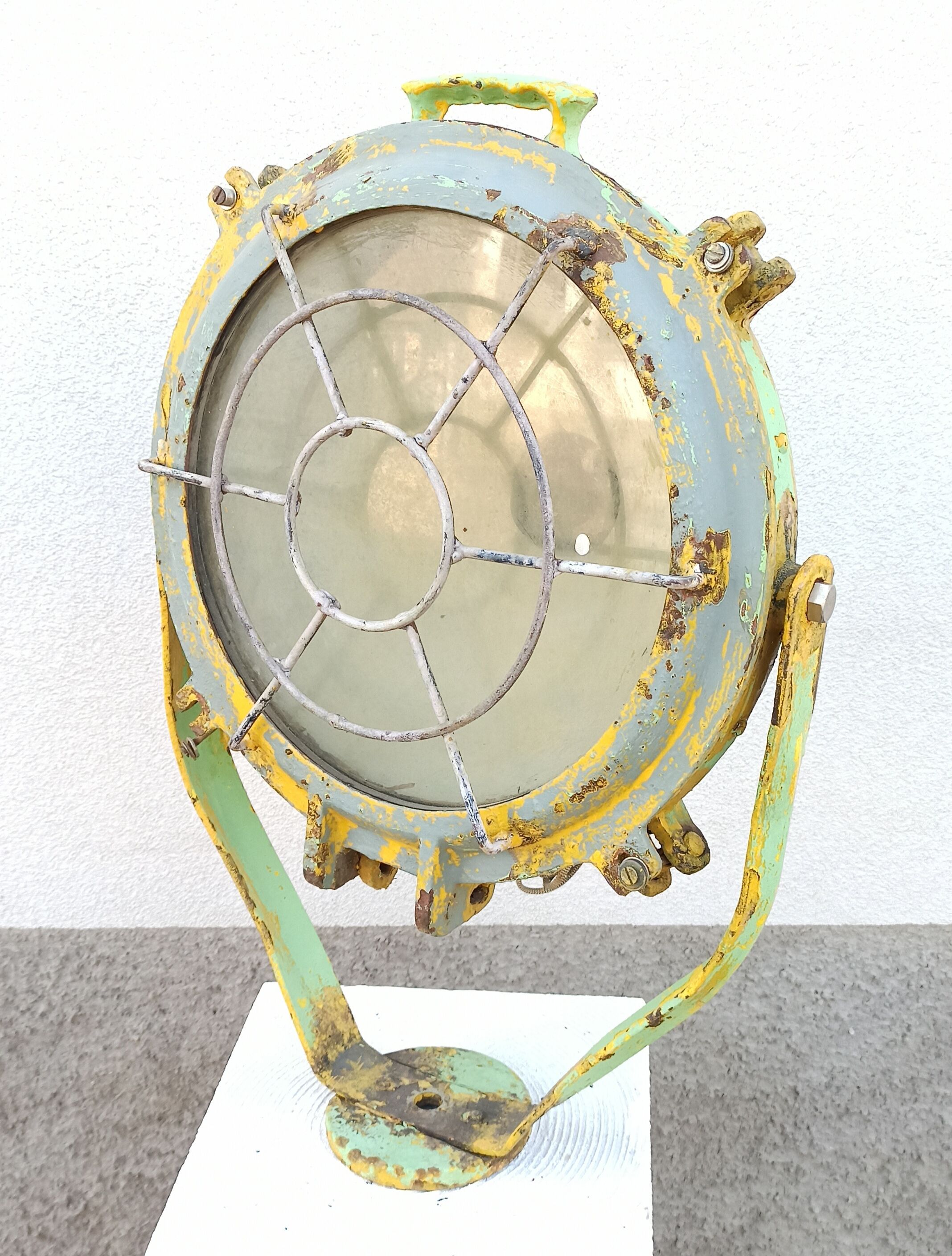 Ancienne lampe projecteur de bateau