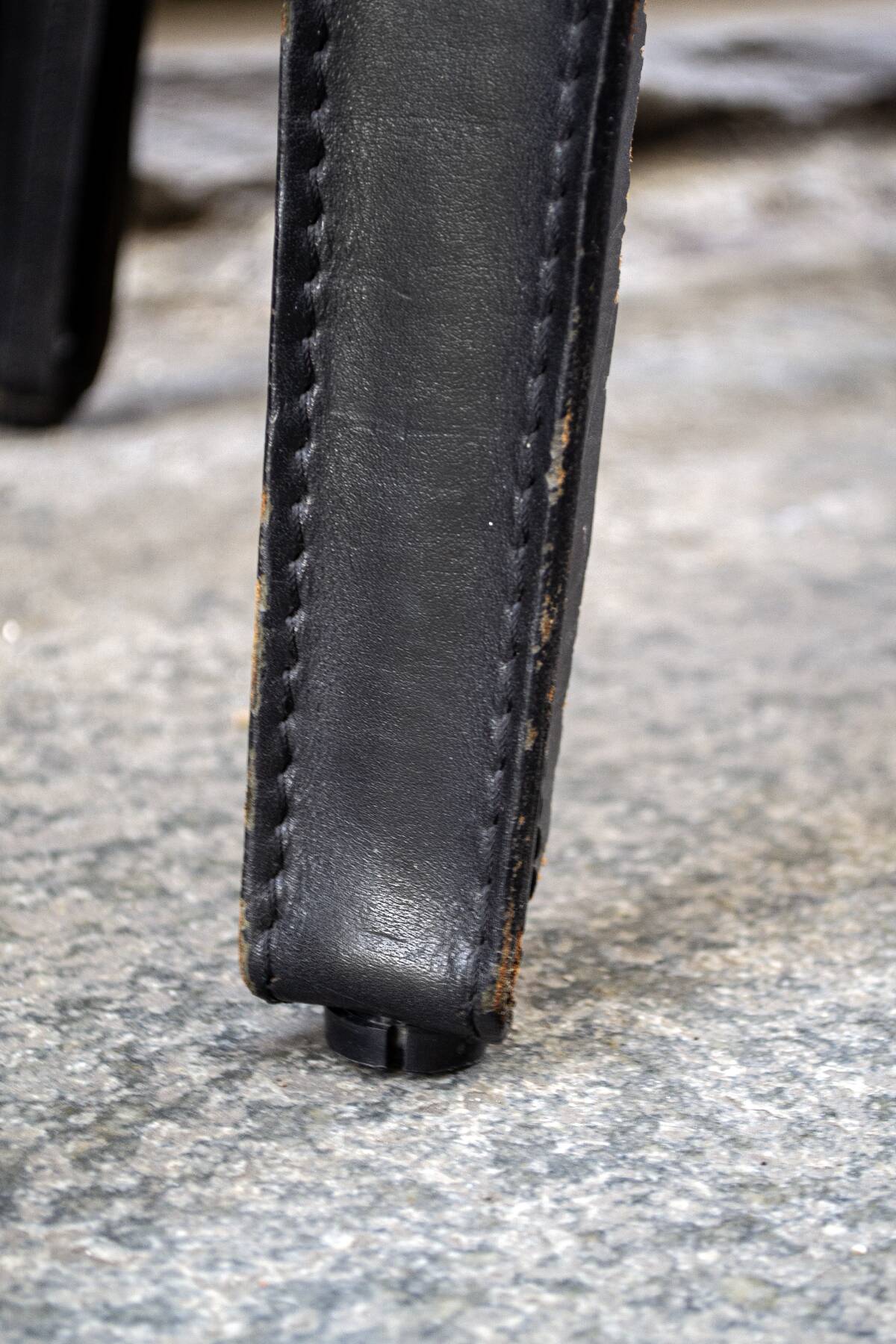 Sedie Lira e Liuto in pelle nera di Mario Bellini per Cassina 1989