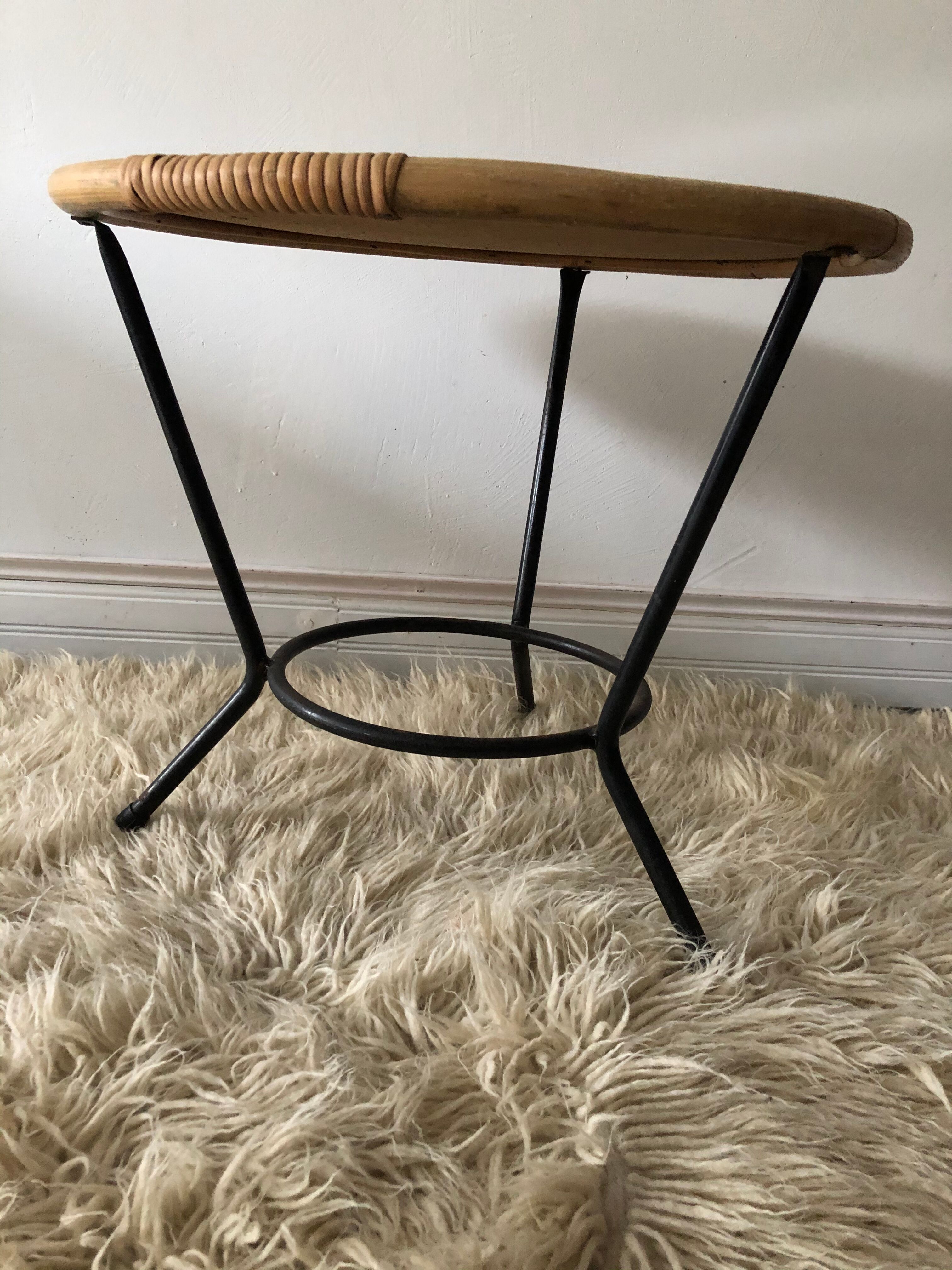 Table basse vintage, tripode en rotin