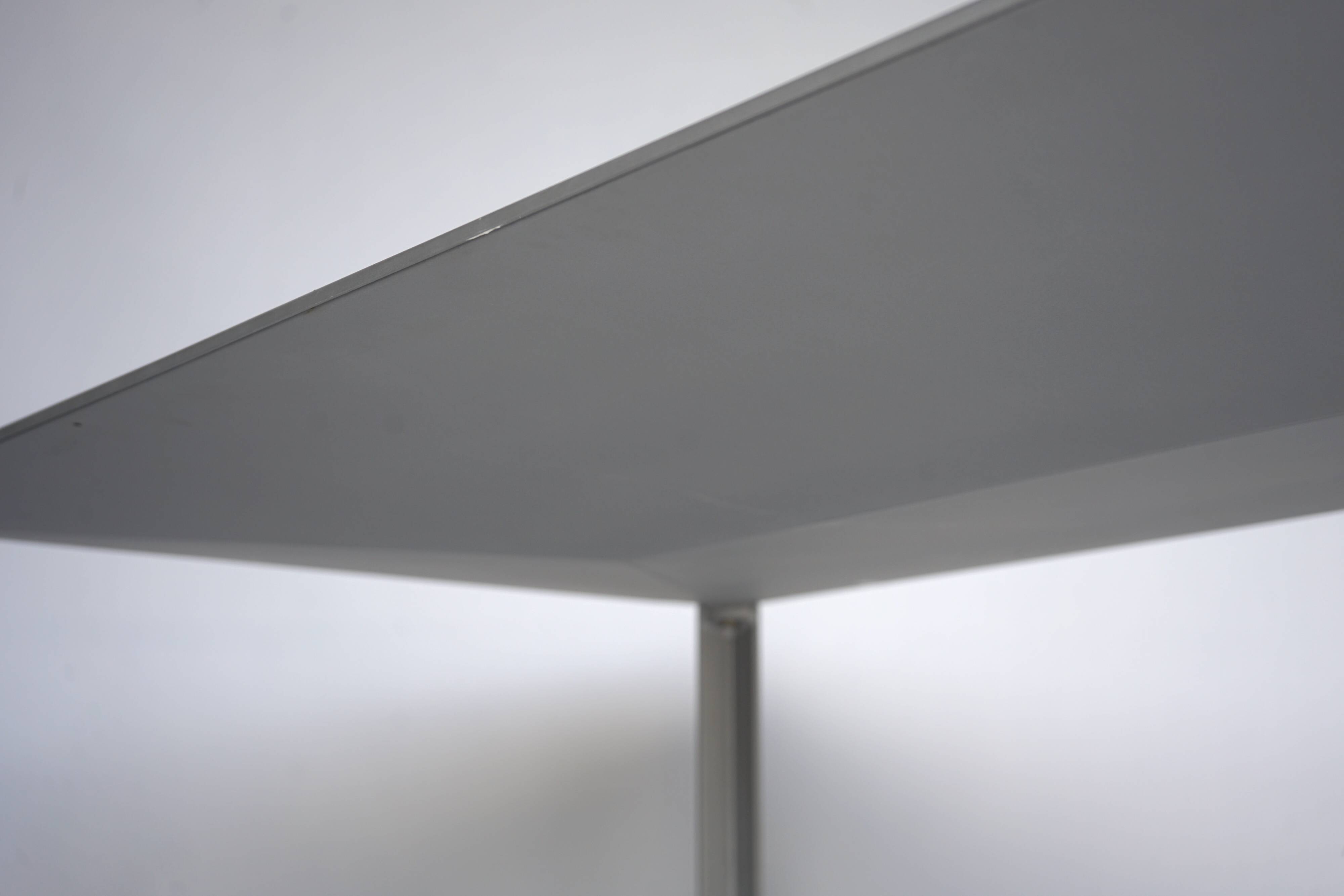 Table minimaliste « Less » de Jean Nouvel pour Molteni. Années 1990.