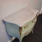 Commode de style Louis XV, galbée à 2 tiroirs