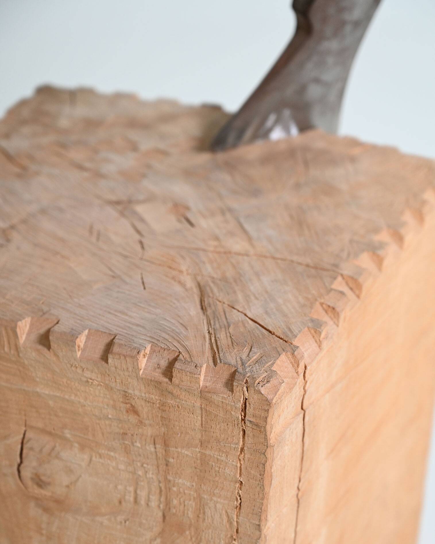 Table d'appoint "Chopping Block with Axe" par Raphael Springmann