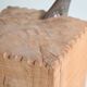 Table d'appoint "Chopping Block with Axe" par Raphael Springmann