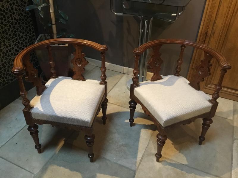 Paire de fauteuils de coin de style Louis XVI début 20ème