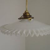 Suspension Vintage Art Déco Français en verre opalin blanc bordé de franges 5408