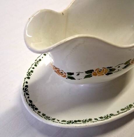 Very pretty gravy boat from Villeroy & Boch in good condition