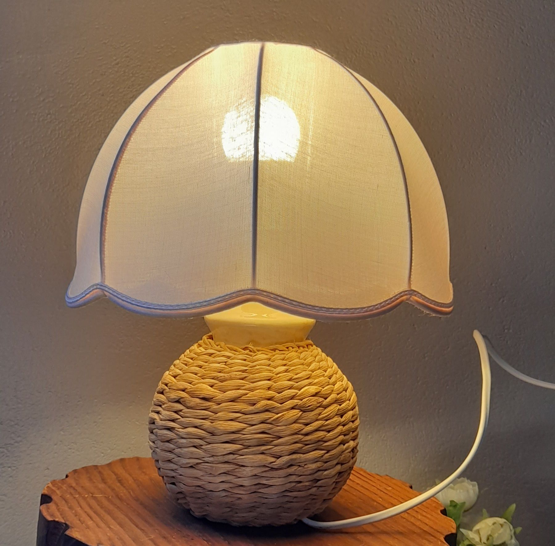 Bedside lamp foot ball in natural fiber, rattan, pink lampshade