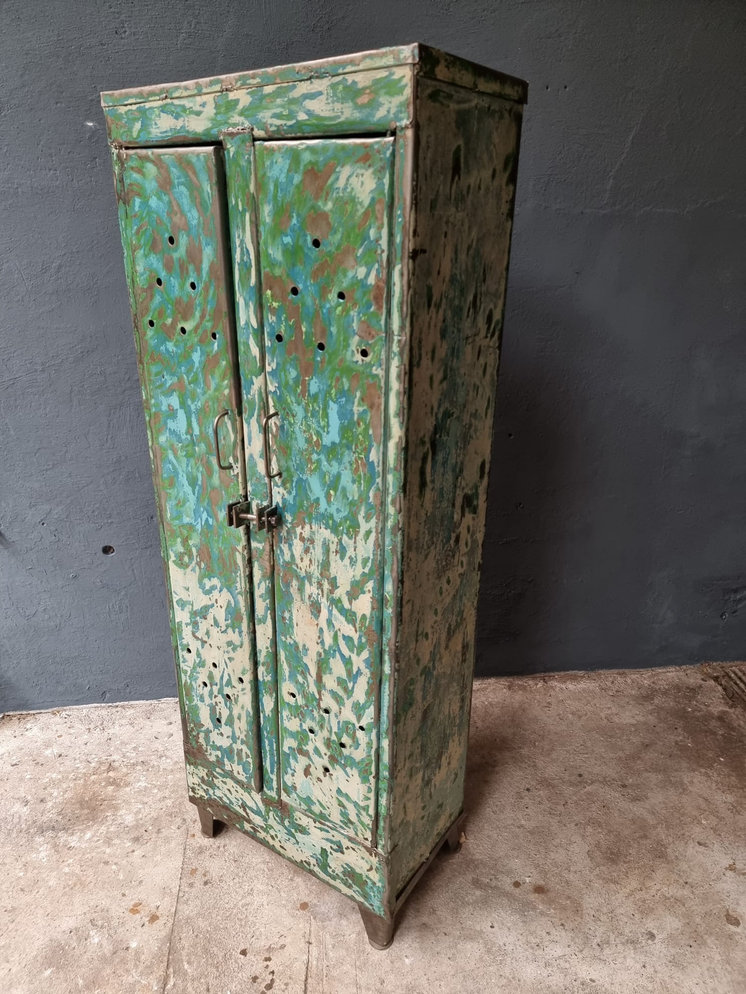 Armoire industrielle casier