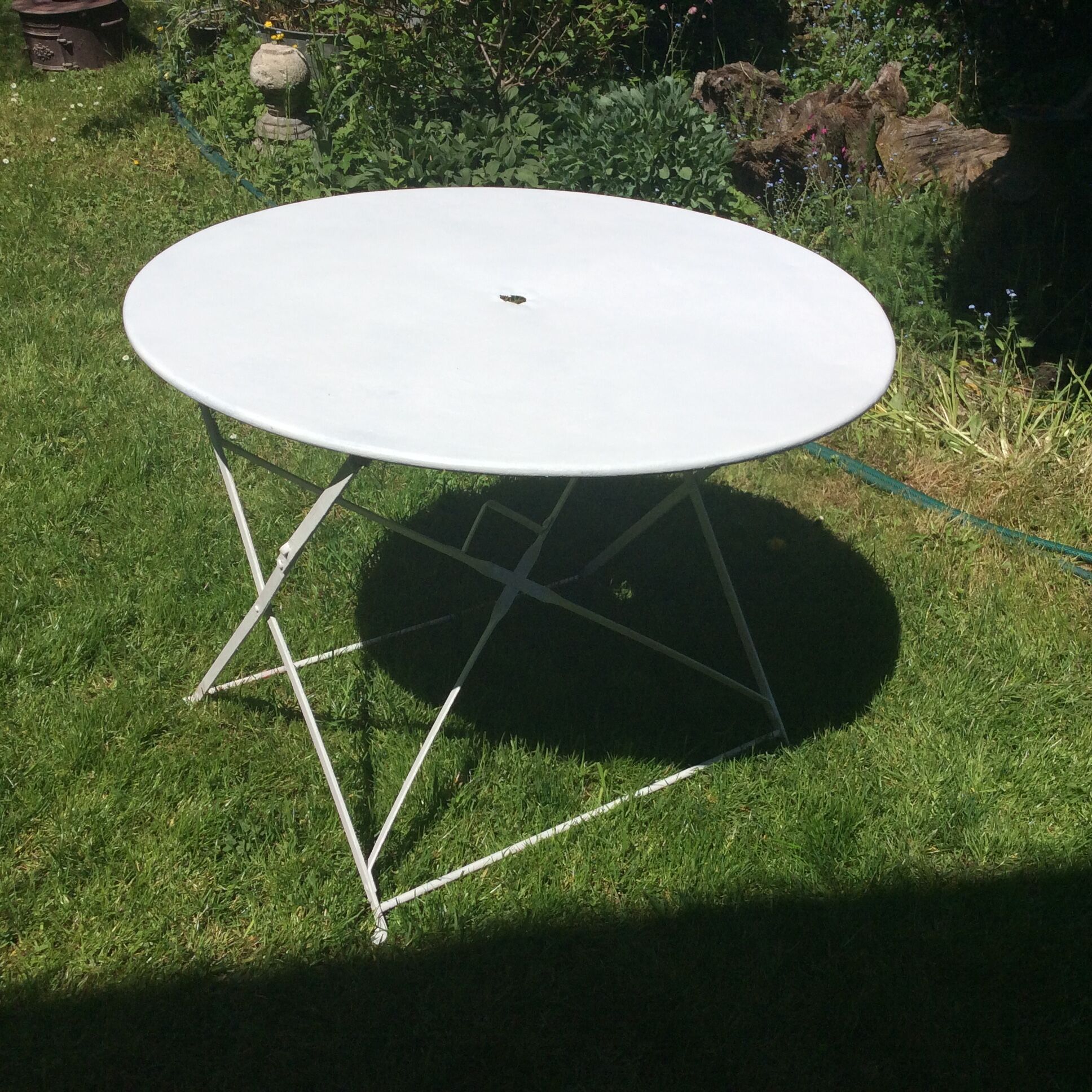 Folding twin-size 1950 vintage iron garden table