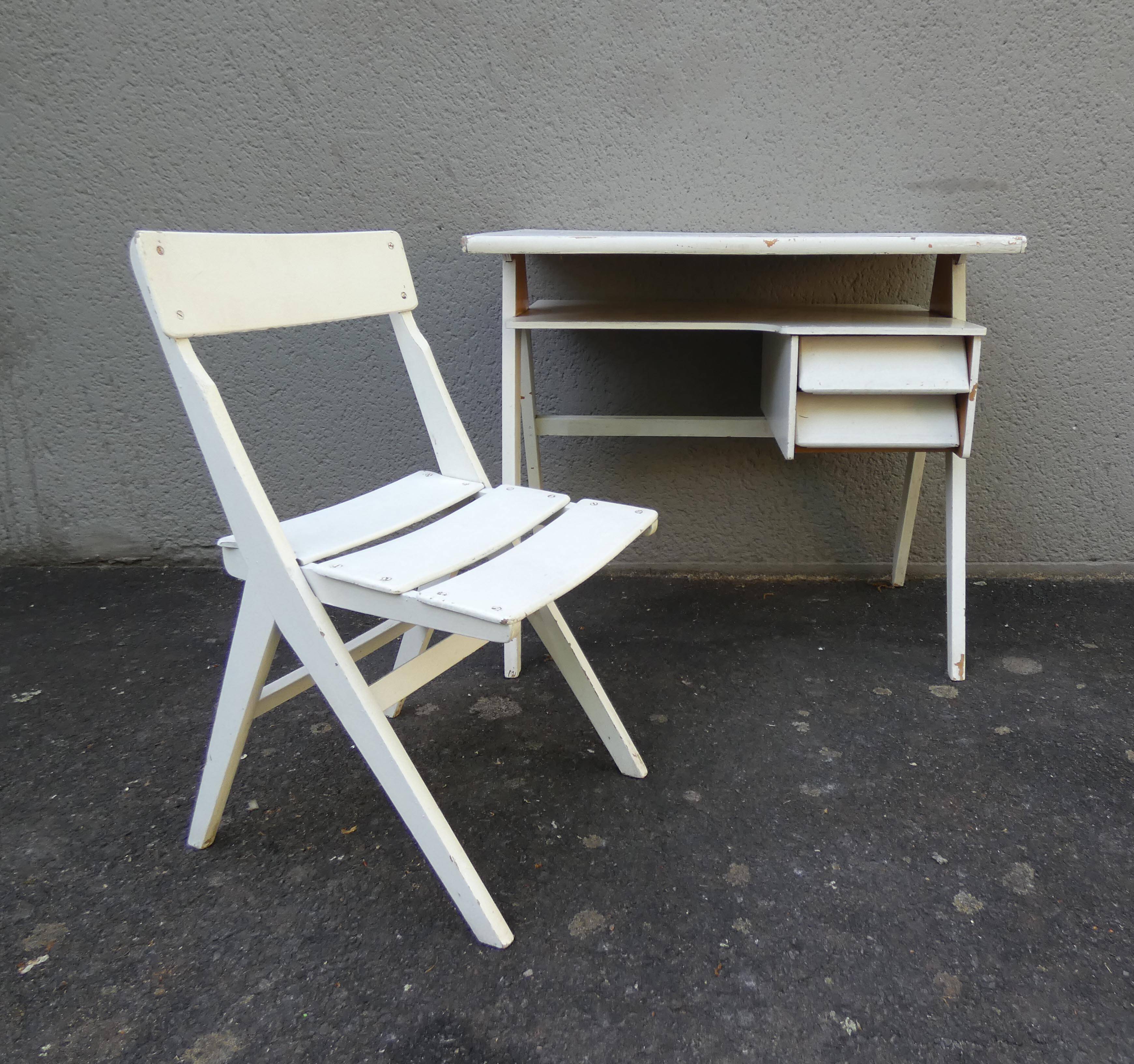 Scandinavian desk with compass legs for children