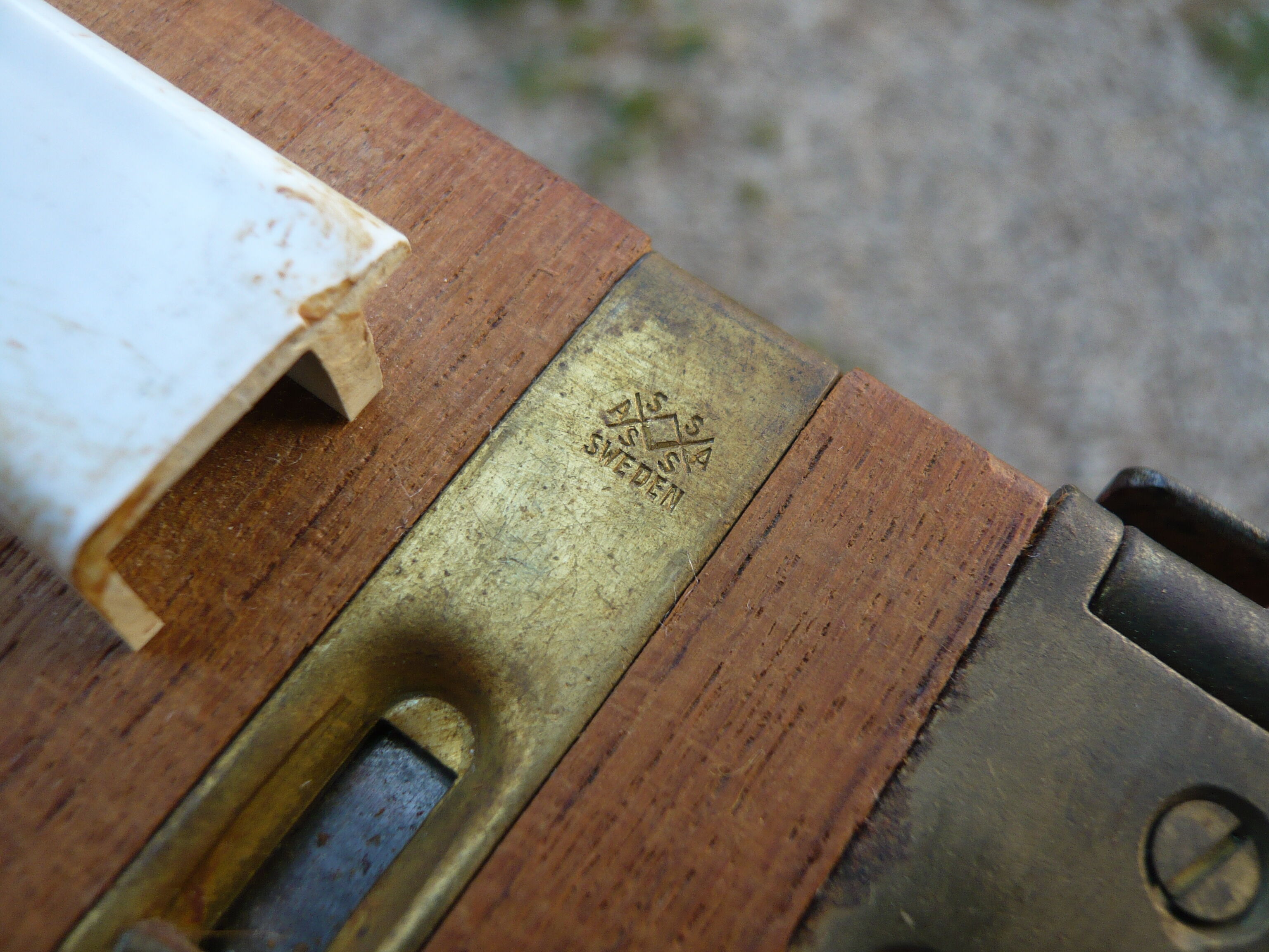 Scandinavian tomado string