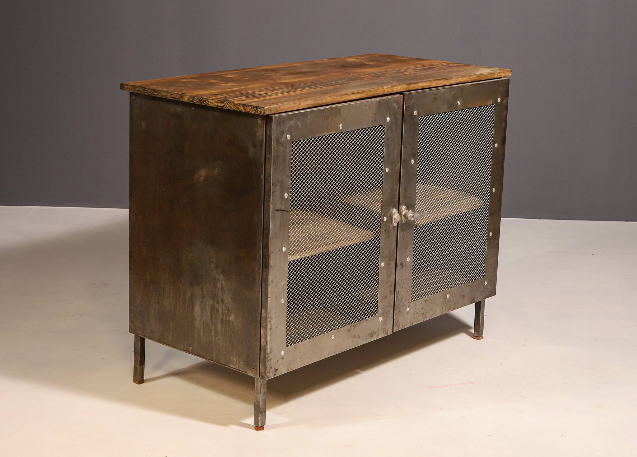 Armoire en fer industriel des années 1950, Tchécoslovaquie
