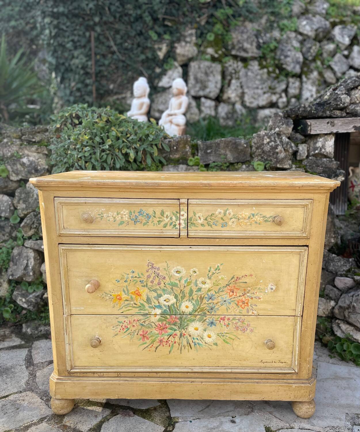 Commode en bois peint a décor de fleurs