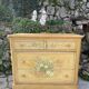 Commode en bois peint a décor de fleurs