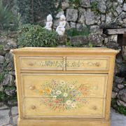 Commode en bois peint a décor de fleurs