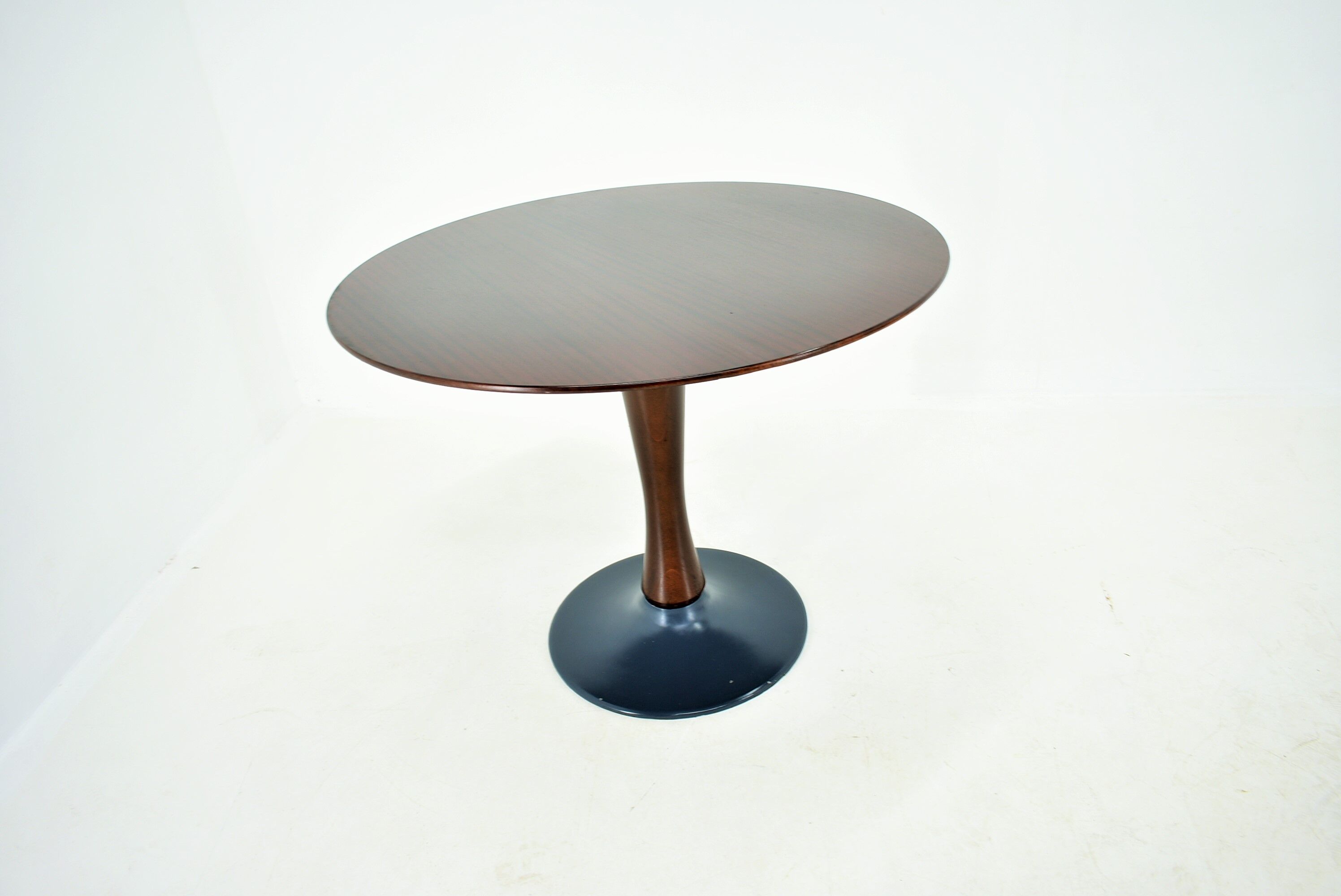 Designed mahogany round dining table, 1969