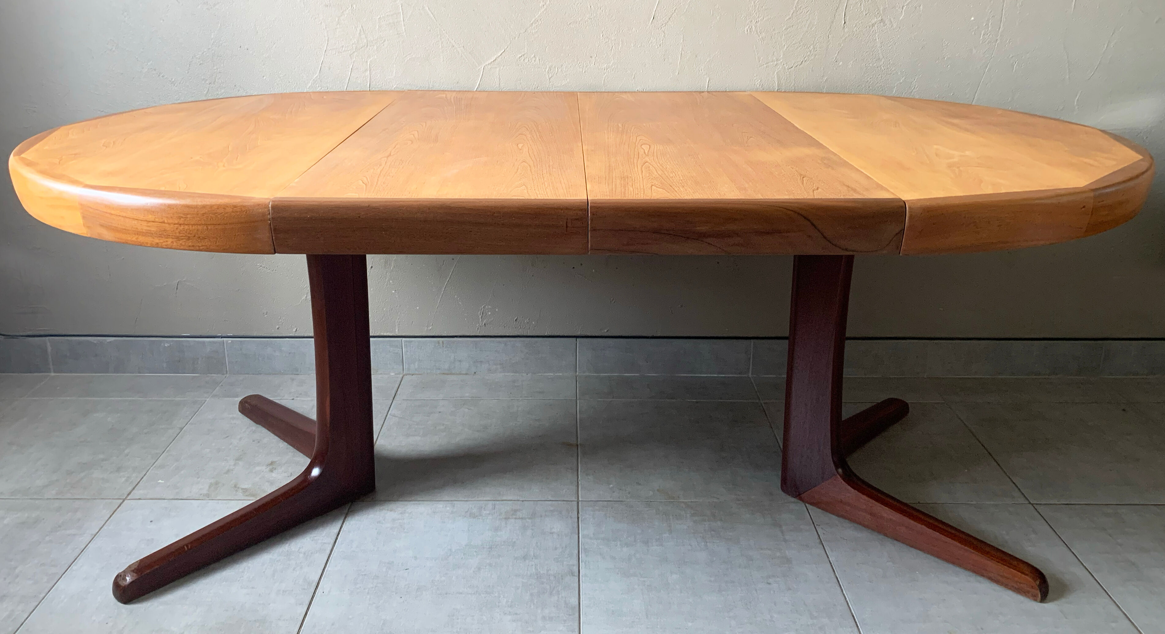 Vintage round Scandinavian table with extendable star center leg