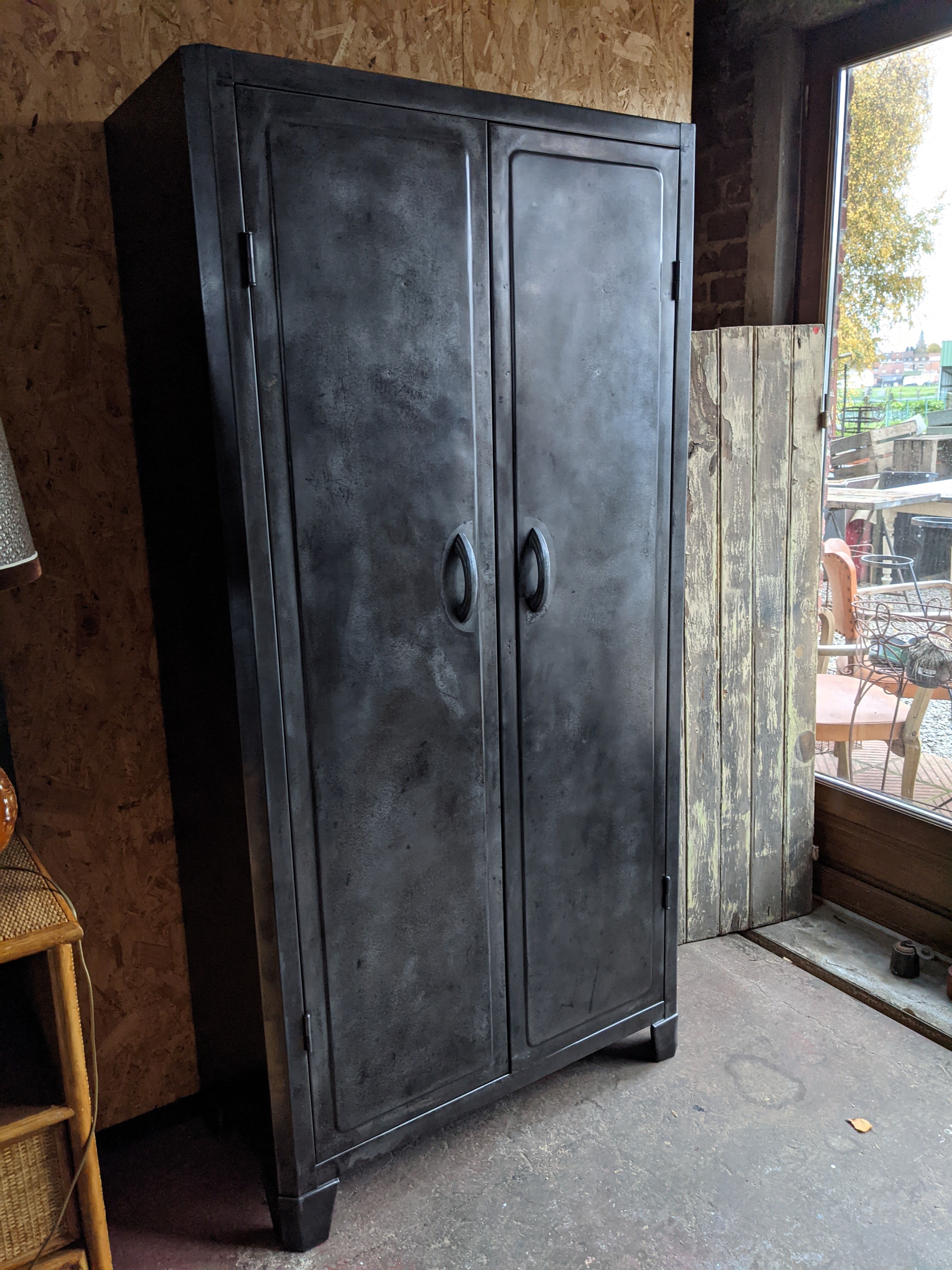 Metal cabinet