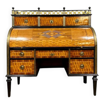 Important cylinder desk from the Louis XVI period in marquetry.