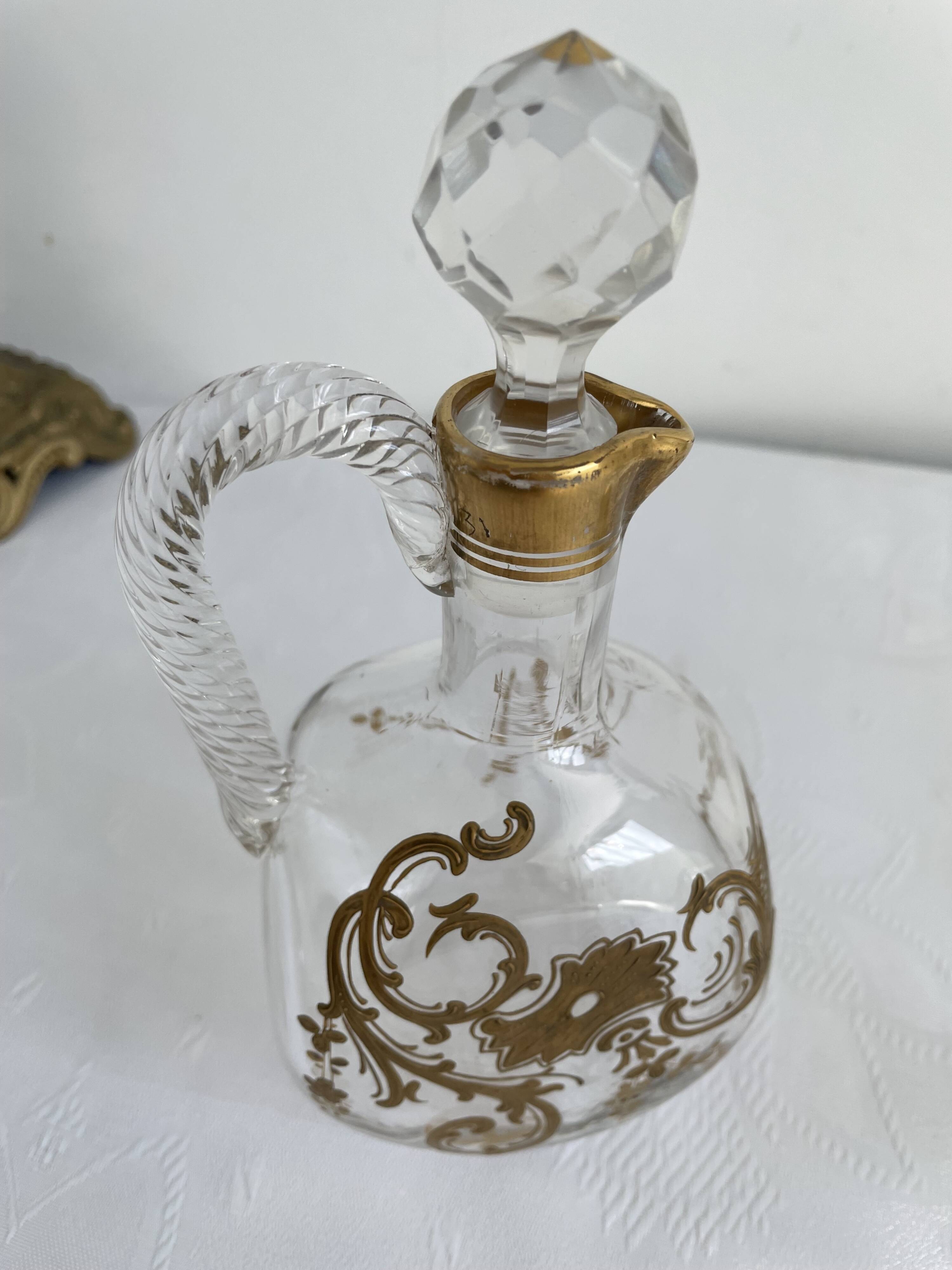 Paire de carafes Cristallerie Baccarat cristal blanc peint à l'or fin, Art Nouveau, 1900
