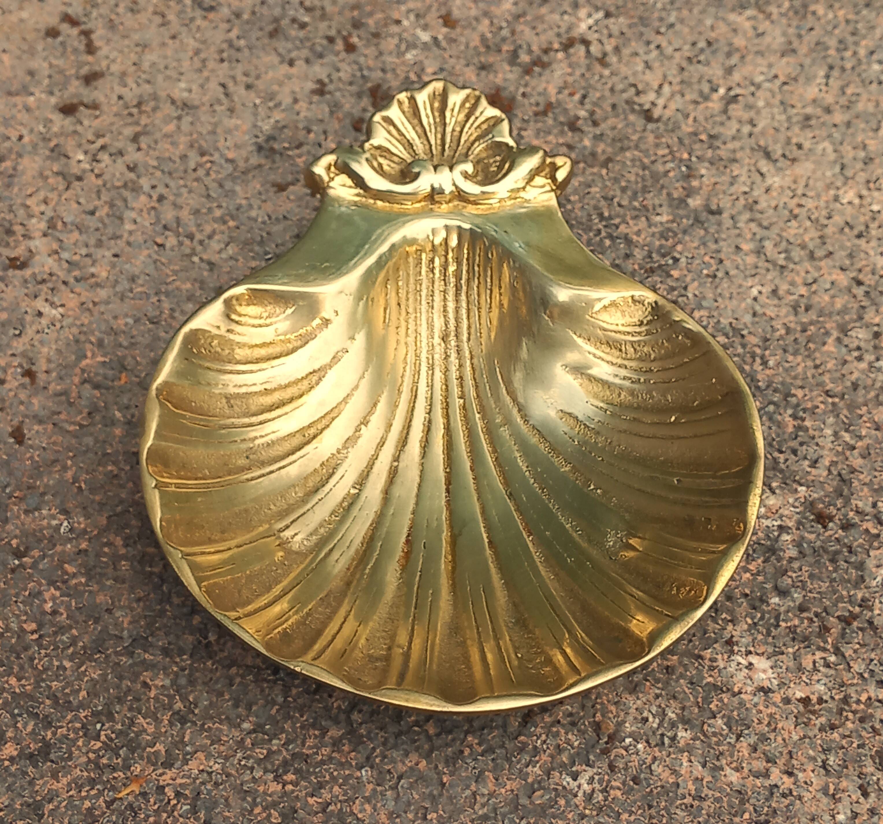 Brass scallop shell