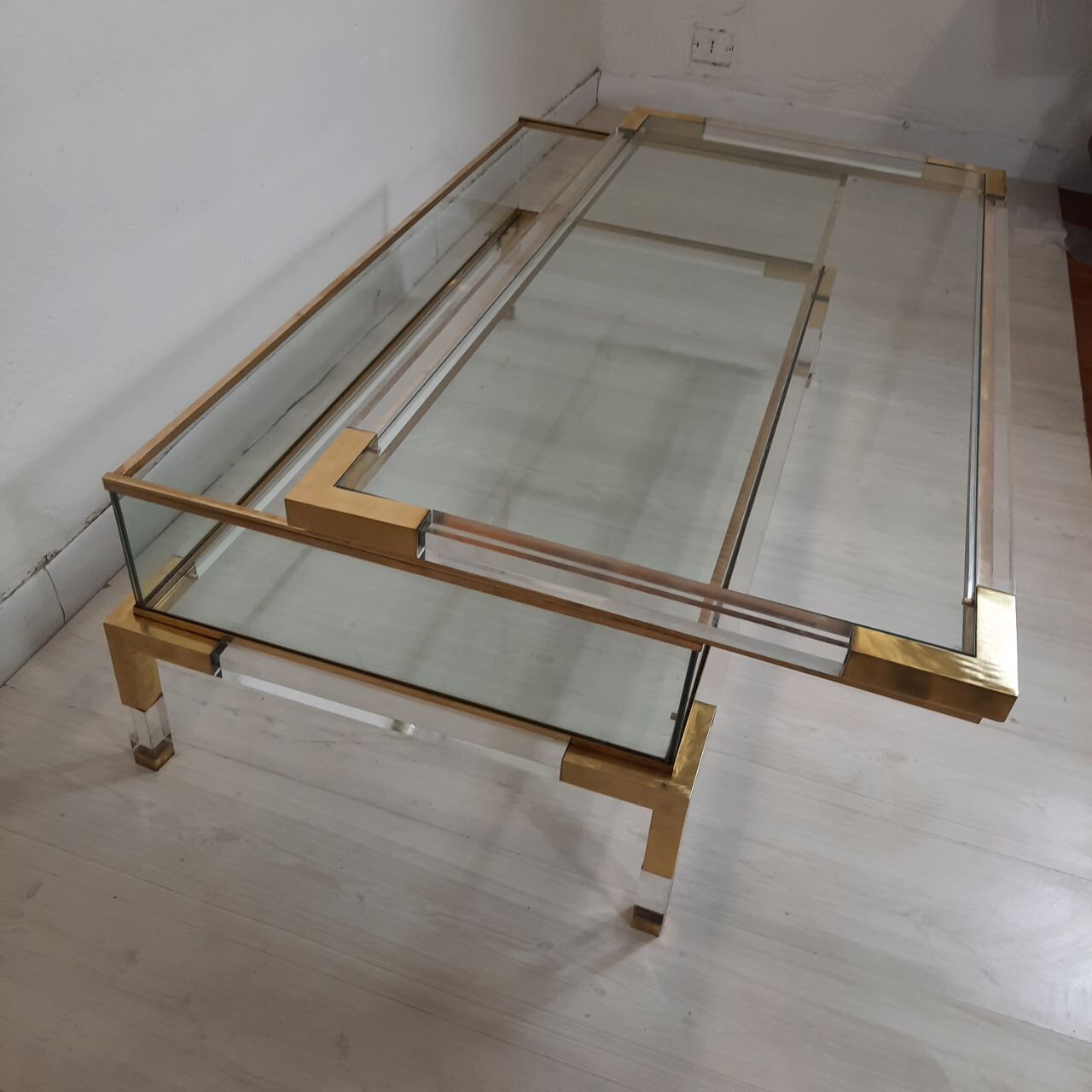 Coffee table with sliding shelf in lucite, brass and glass, Hollywood Regency