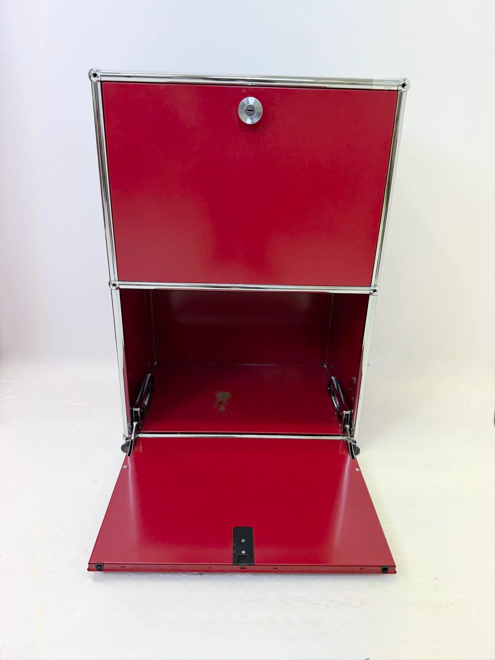 USM Haller "Ruby Red" – Side table (as new condition)