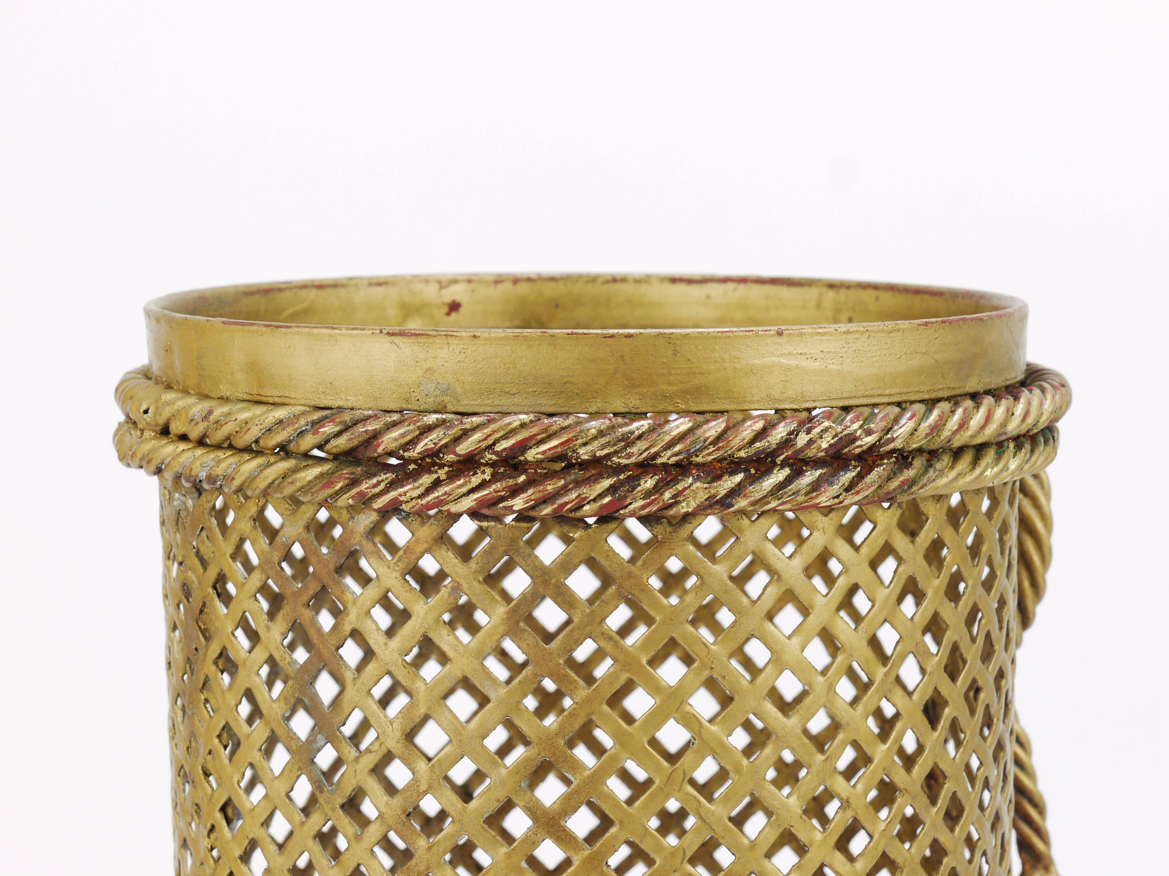 Hollywood Regency umbrella stand in gold metal with cord and tassels, Li Puma Firenze, 1950.