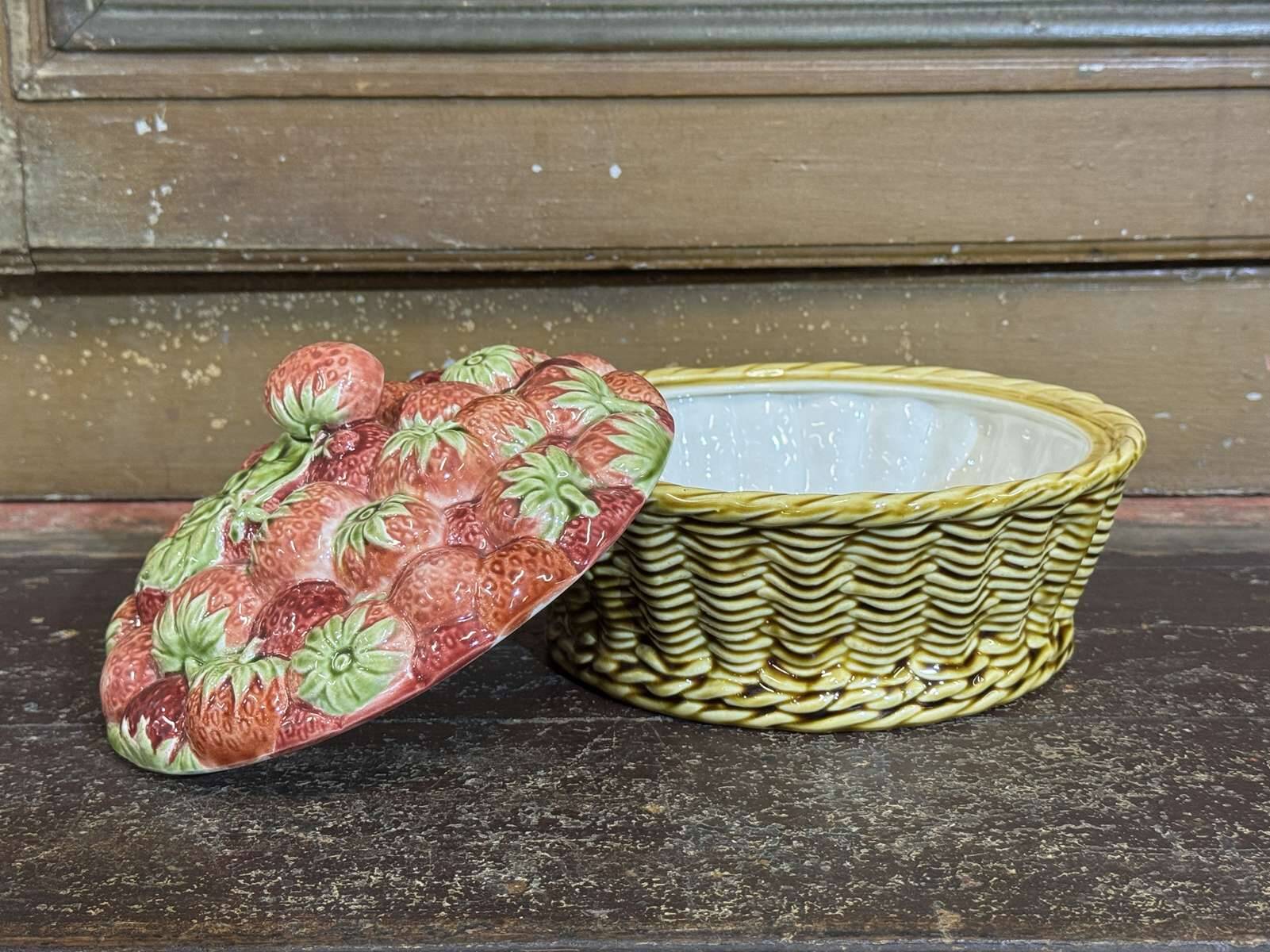 Strawberry basket in Sarreguemines slipware from the 1930s.