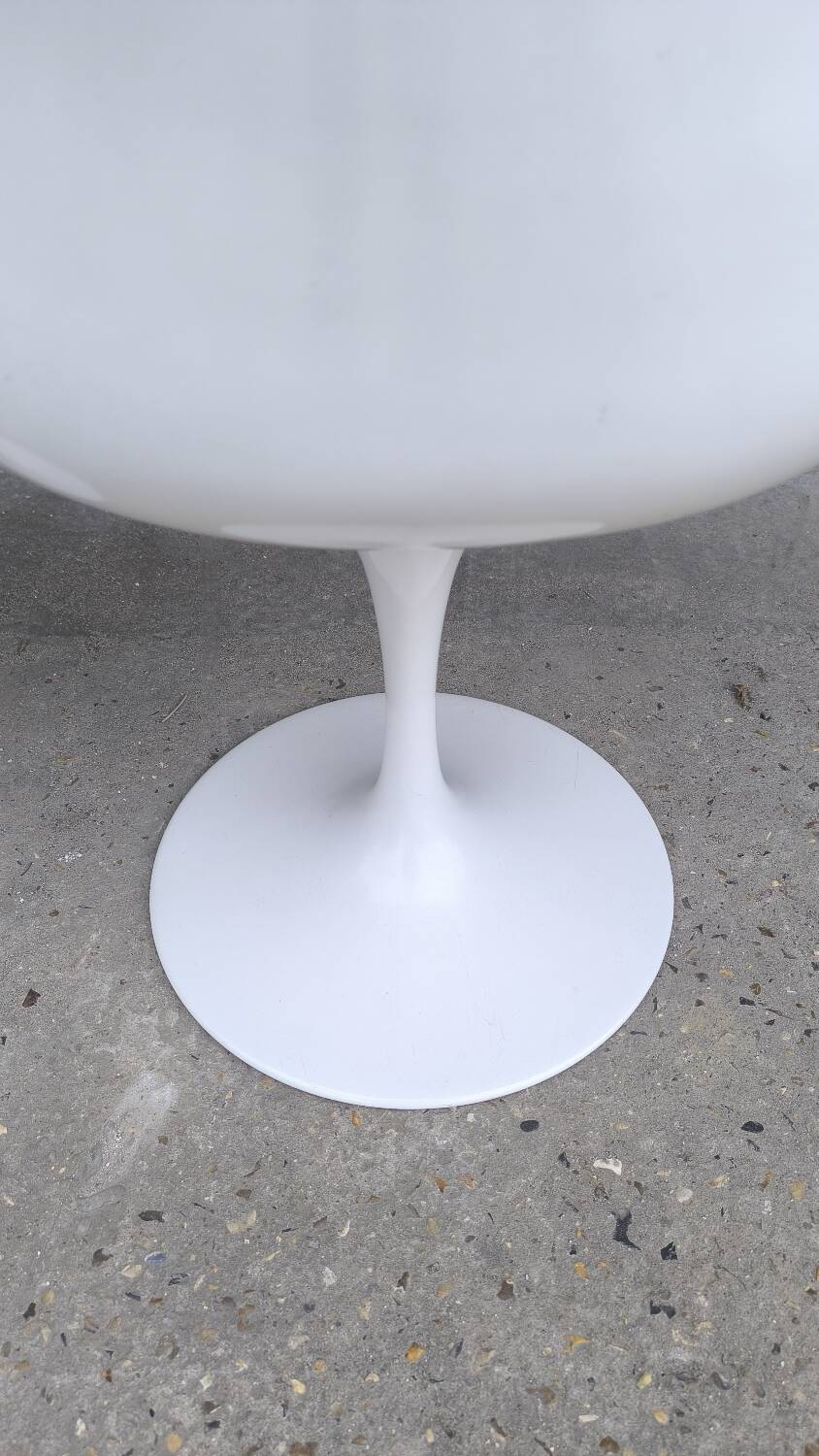 Pair of tulip chairs by Eero Saarinen for Knoll International