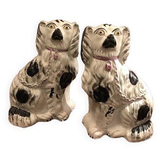 Grande paire de chiens Staffordshire.