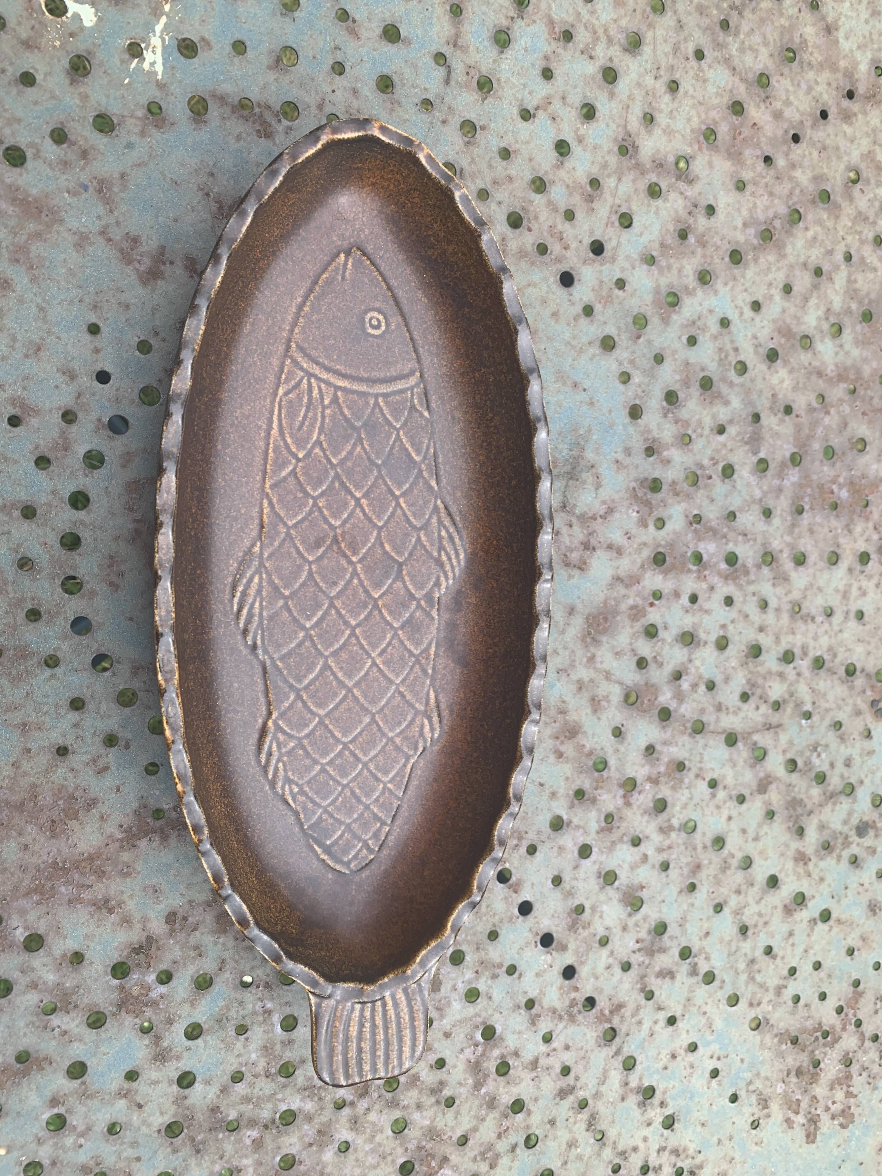 Glazed ceramic dish with fish pattern in relief friesbud melitta germany katen geschler 70