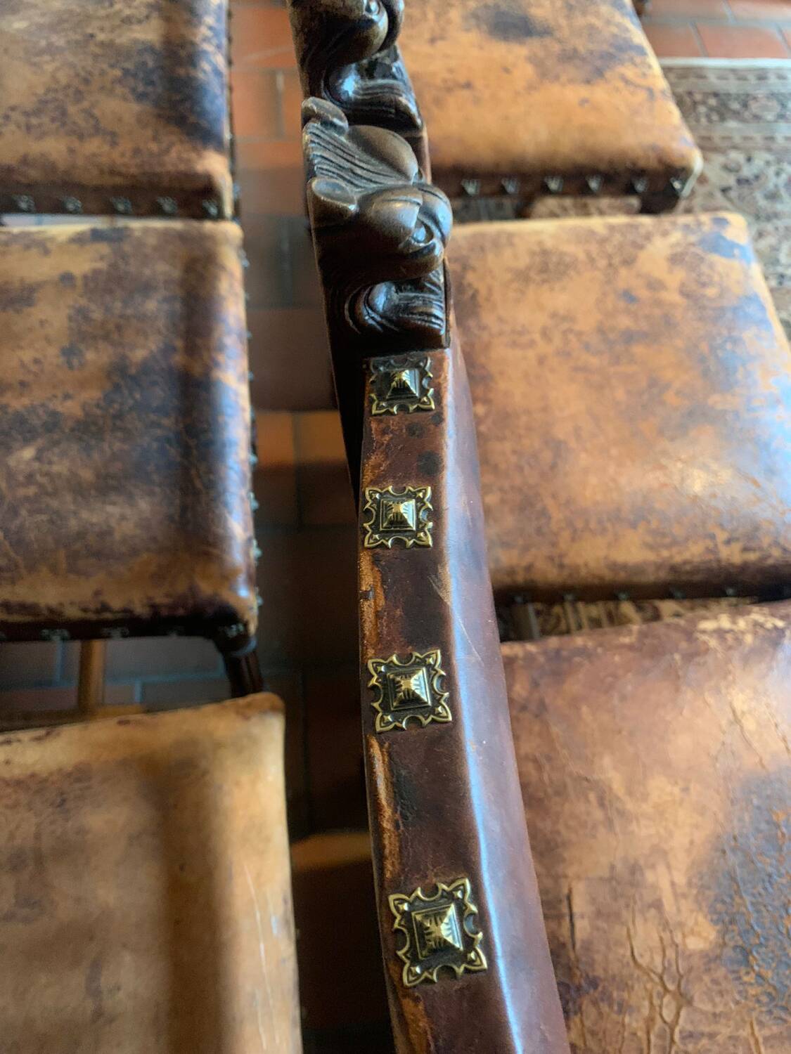 Lot de 8 Chaises de Salle à Manger Lion Henry II en noyer et Cuir de 1880