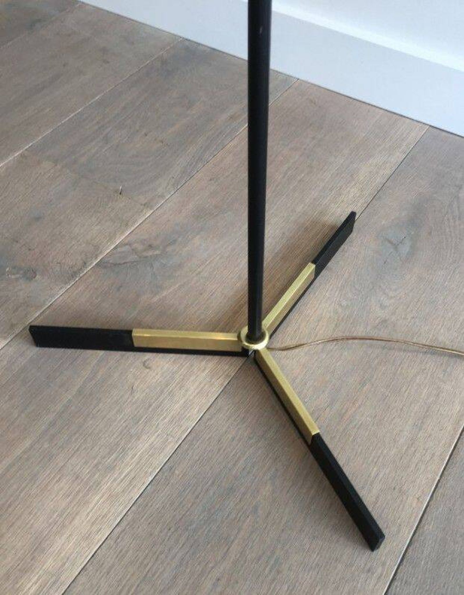 Designer floor lamp in black lacquered metal and brass