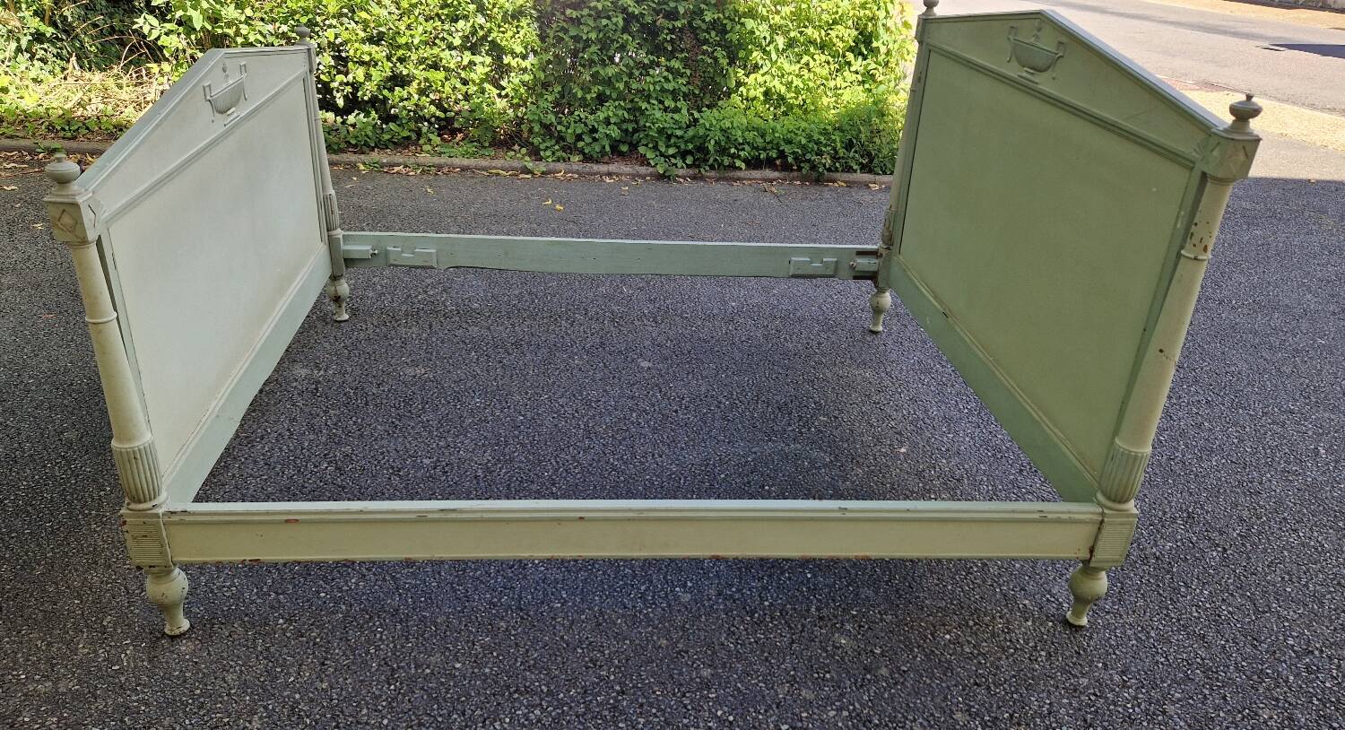 Lacquered Directory bed