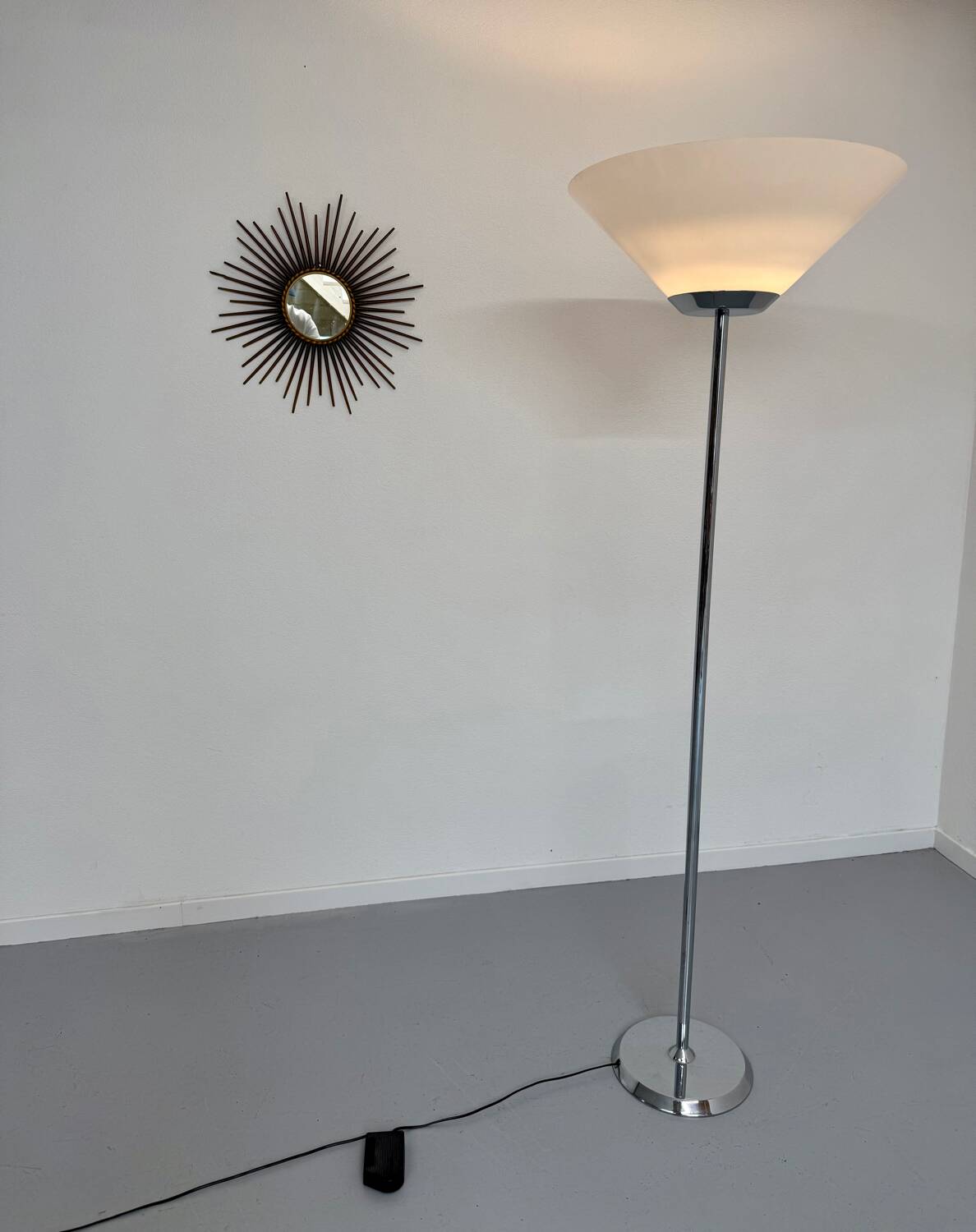 Floor lamp in white metal and plastic, Swisslamps SLZ design, vintage 80s