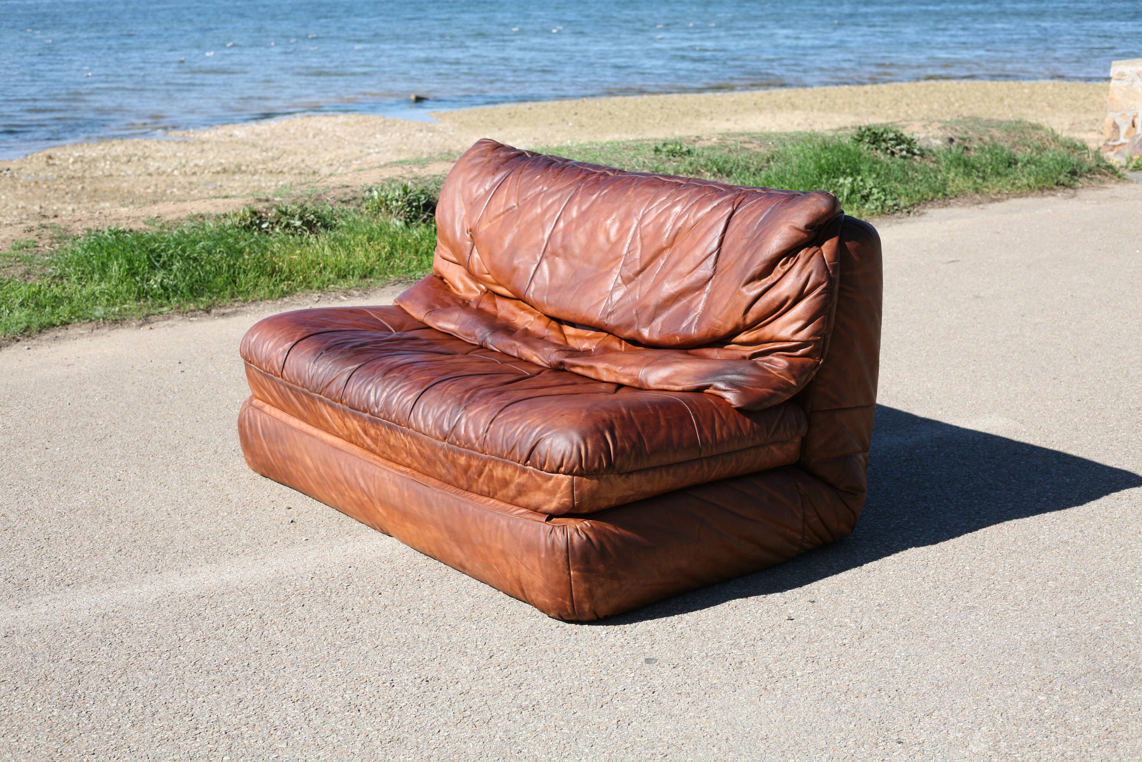 Canapé cuir vintage années 70 convertible