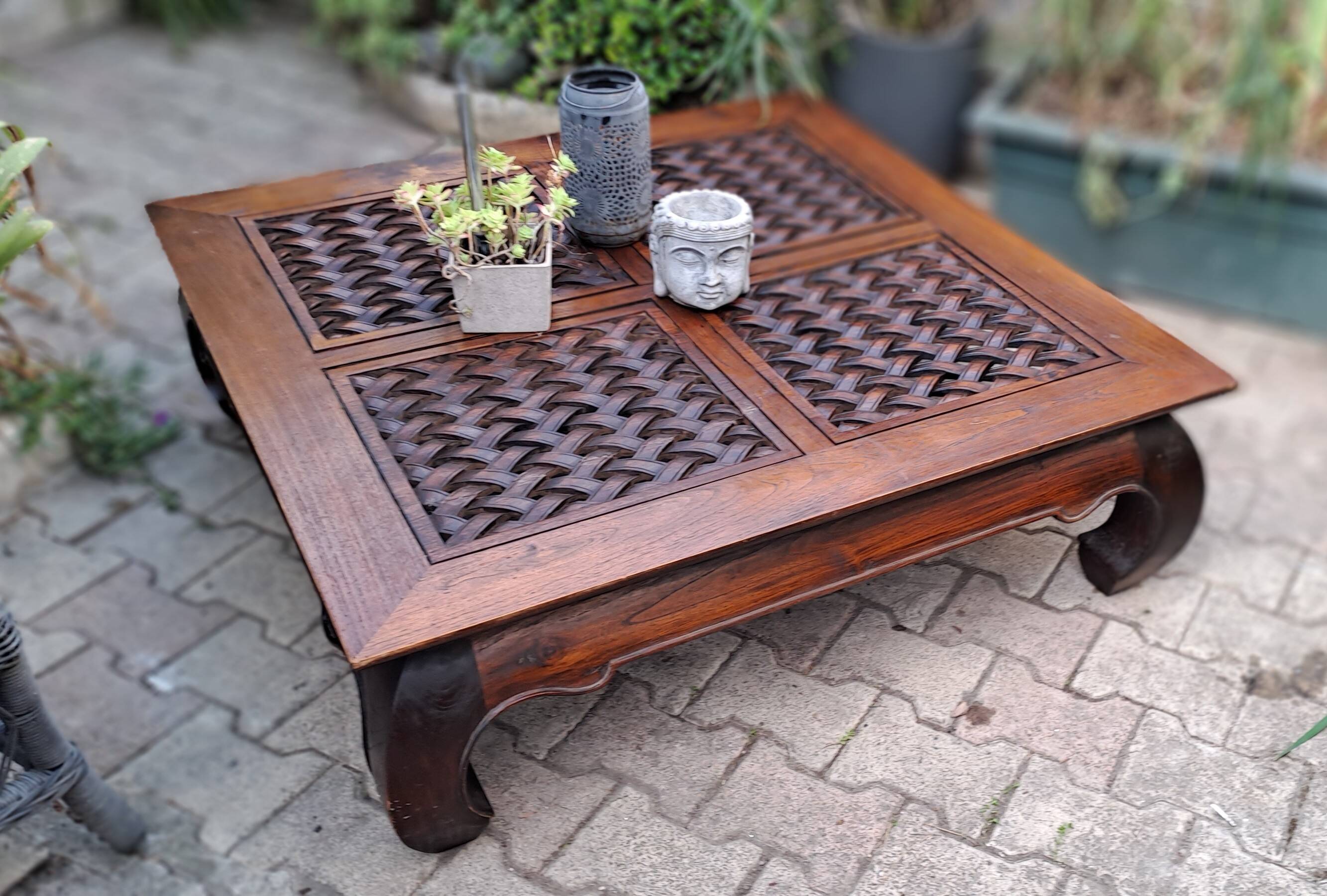 Table basse carrée en bois sculpté massif exotique Pier import, 1980