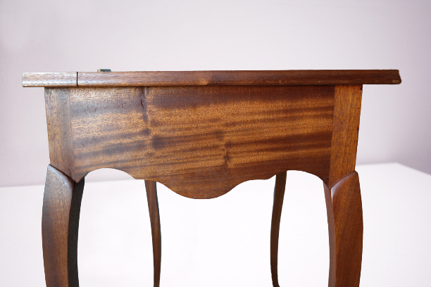Table d'appoint, travailleuse pupitre vintage artisanale en acajou