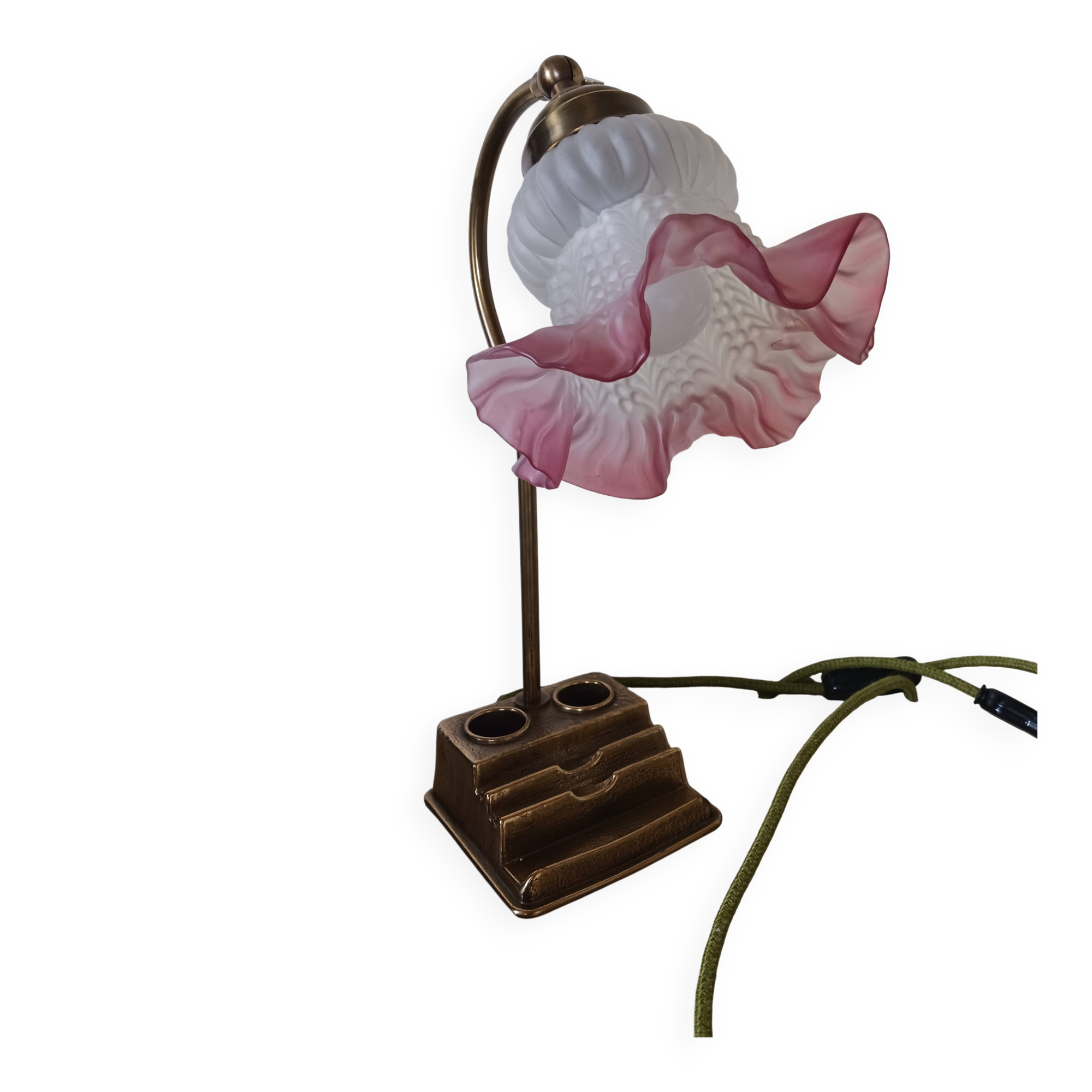 Lampe ancienne, de bureau , en opaline et laiton doré .