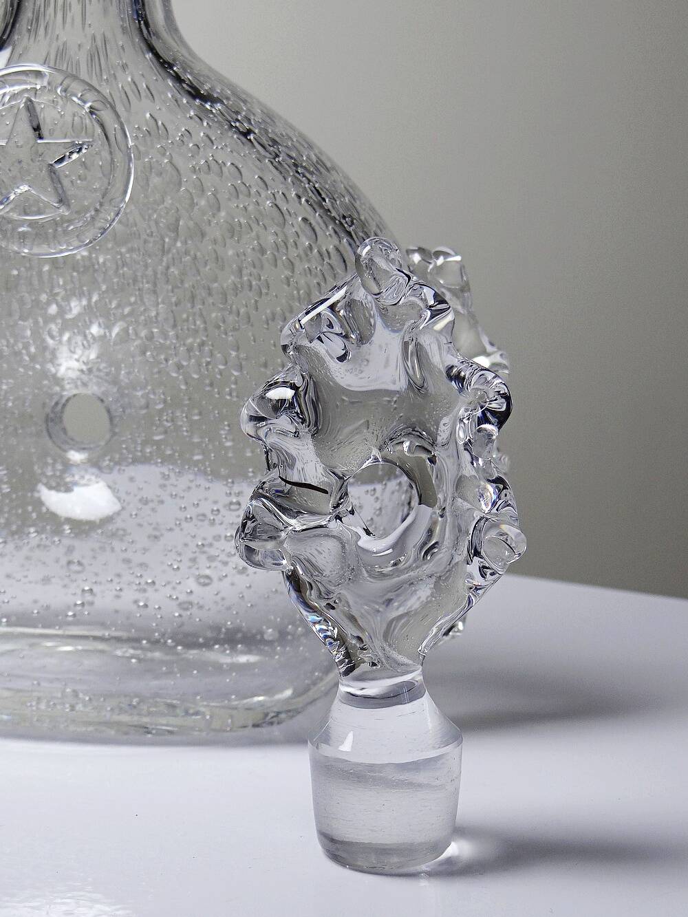 Cognac carafe Daum France Lorraine cross in bubbled crystal, 1960s-70s.