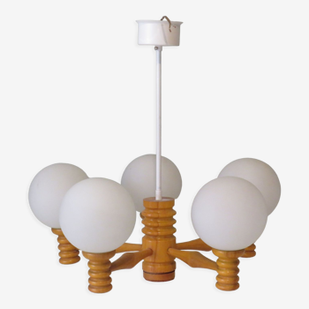 Lustre Space Age en bois à 5 bras avec sphères en verre opalin dépoli blanc