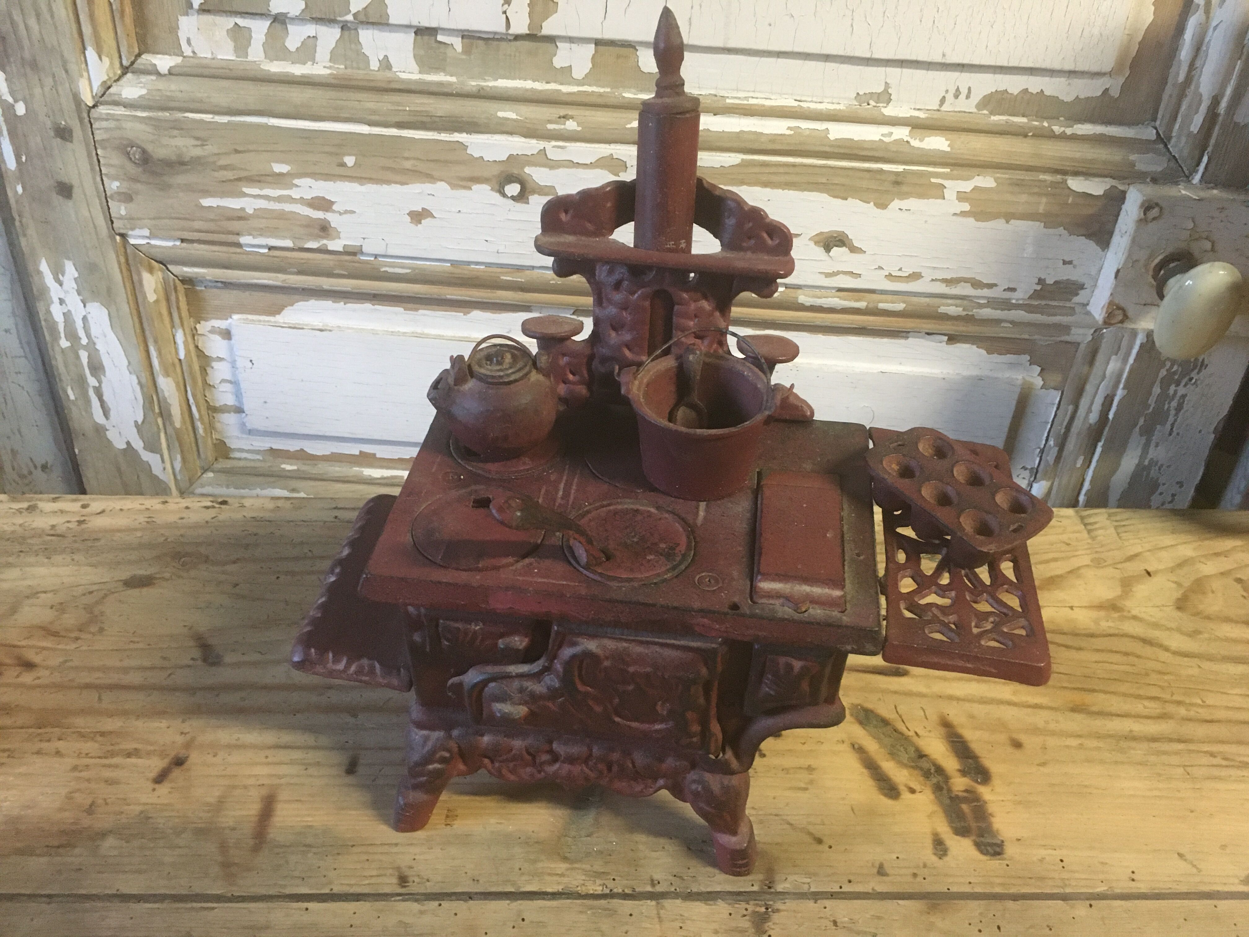 Stove, miniature cast iron stove + utensils