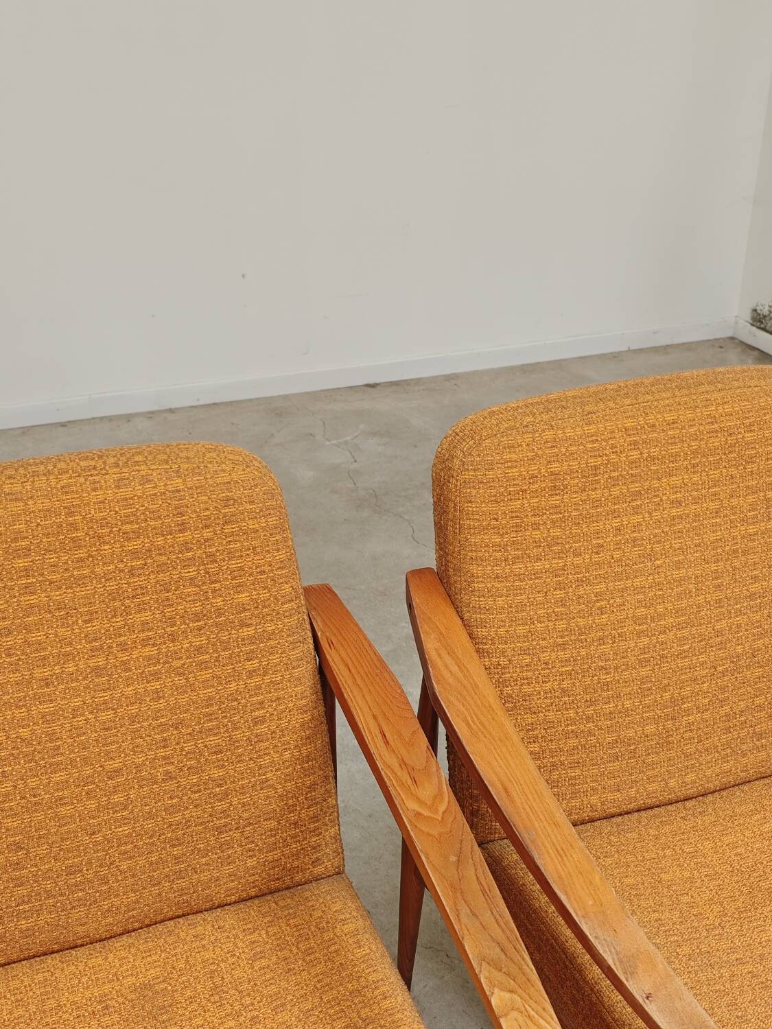 Paire de fauteuils Tchèque tissu chiné moutarde 1960