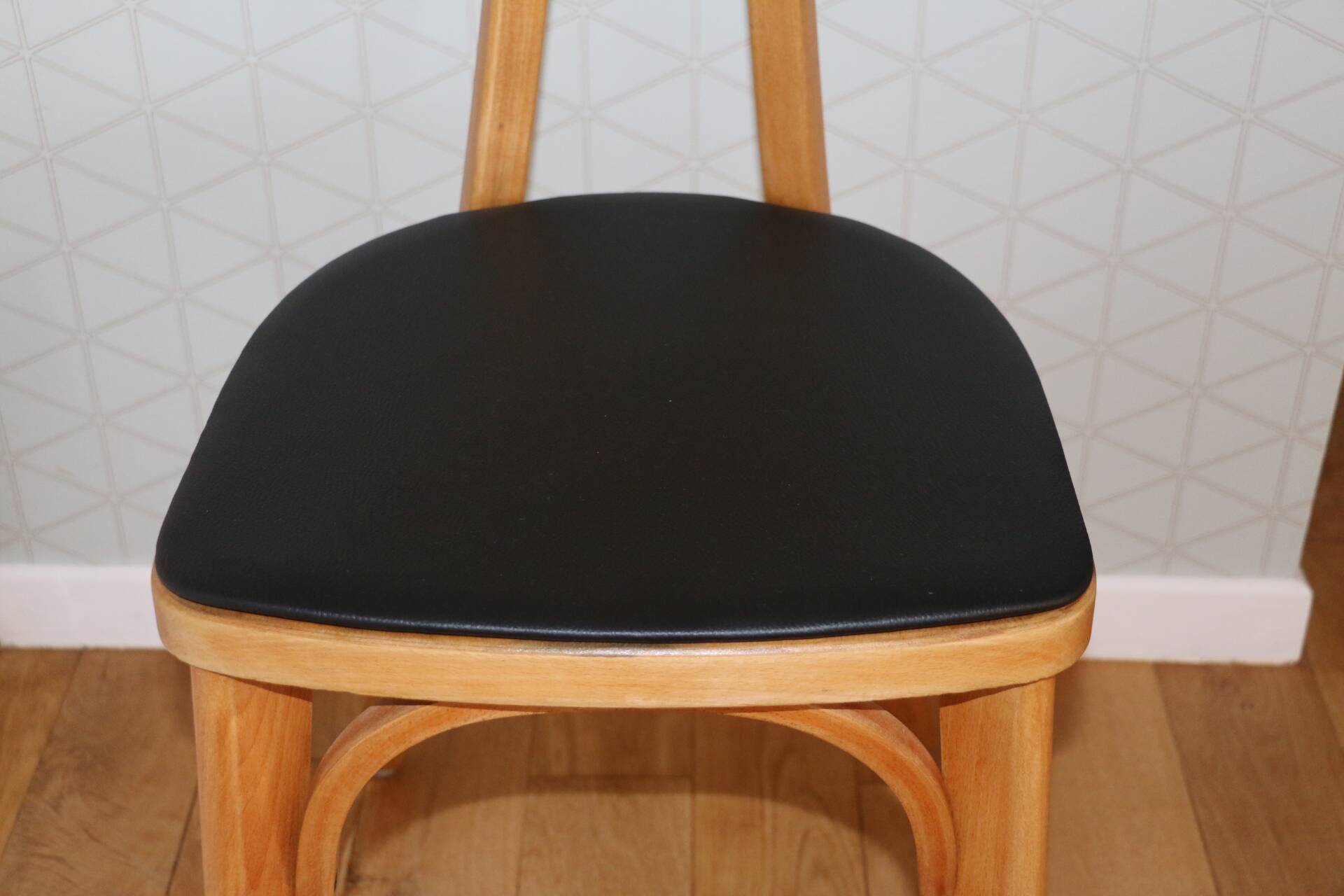 2 chaises Jurasiège hêtre clair skaï noir