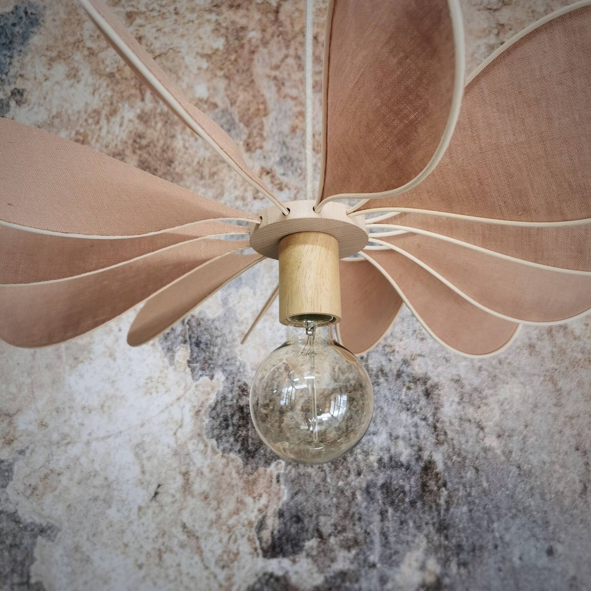 12-blade propeller suspension in rattan and nude linen