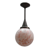 Lampe globe Art Déco avec abat-jour en verre marbré et suspension à tige - vers 1930