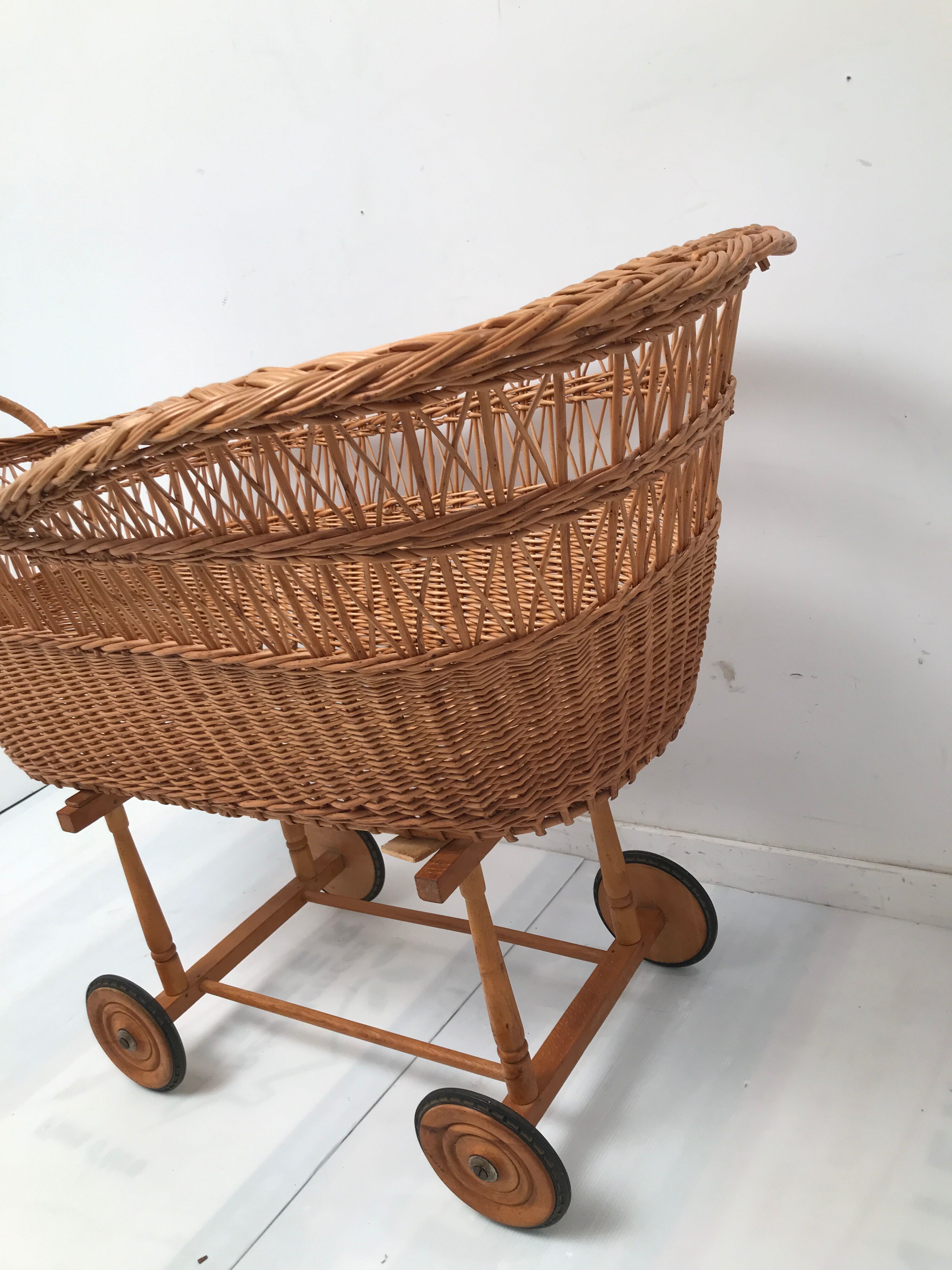 Vintage wicker cradle with 50-60s wheels